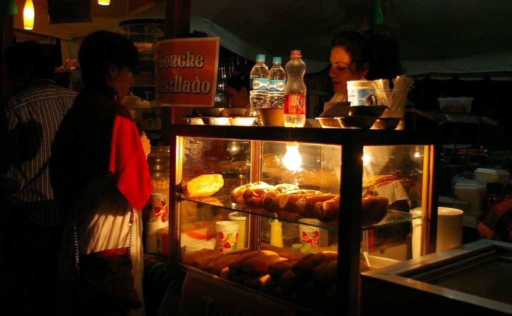 A tortas ahogadas stall by night